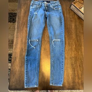 GUC JUST USA SIZE 0 SKINNY JEANS
DISTRESSED INTENTIONALLY